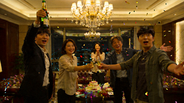 电影寄生虫全家在豪宅中庆祝的经典场景